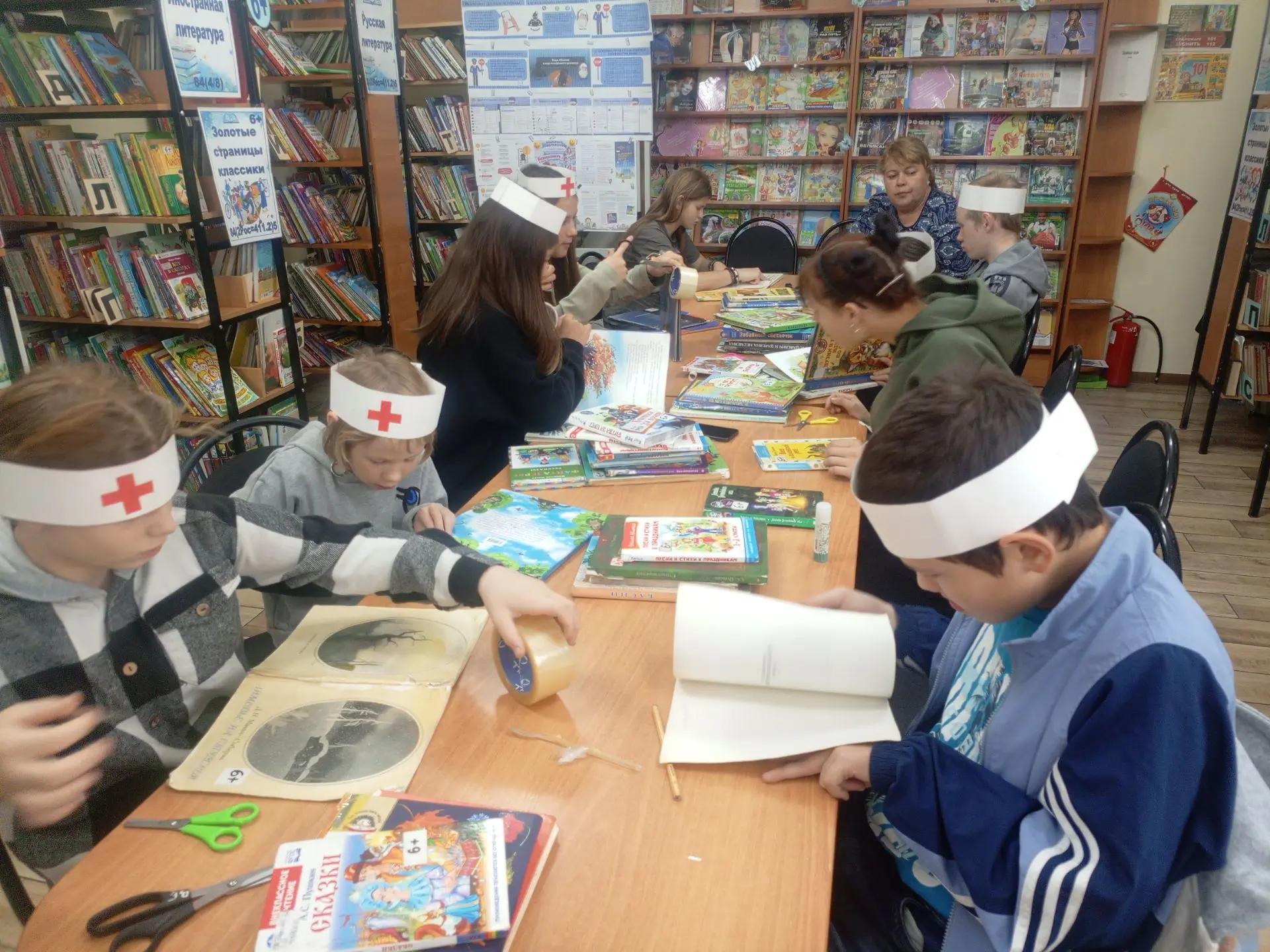 В Кабанской детской библиотеке прошла акция по реставрации книг с участием ребят из «Центра помощи детям».